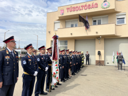 Új tűzoltóautó állt szolgálatba Sárváron