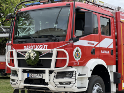 Új tűzoltóautó állt szolgálatba Sárváron