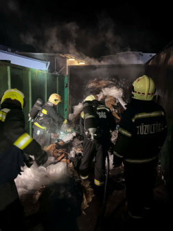 Kommunális hulladék égett egy konténerben
