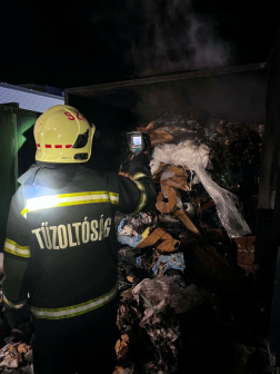 Kommunális hulladék égett egy konténerben