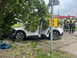 Buszmegállóba hajtott az ütközést követően az egyik autó Bükön