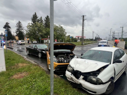 Buszmegállóba hajtott az ütközést követően az egyik autó Bükön