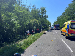 Fák közé ékelődött a személyautó a nemeskocsi balesetnél