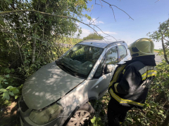 Kiszabadították a tűzoltók a beszorult sofőrt