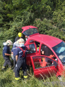 Kiszabadították a tűzoltók a beszorult sofőrt