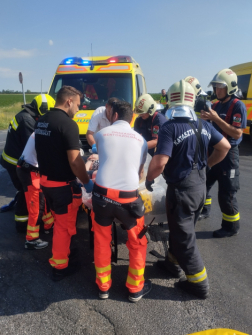 Kiszabadították a tűzoltók a beszorult sofőrt