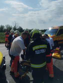 Kiszabadították a tűzoltók a beszorult sofőrt