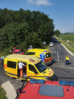 Kiszabadították a tűzoltók a beszorult sofőrt