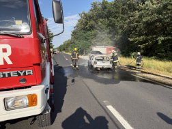 Menet közben gyulladt ki egy autó Szemenyénél