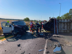 Kisteherautó ütközött kisbusszal