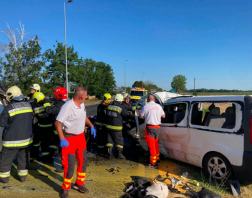 Kisteherautó ütközött kisbusszal