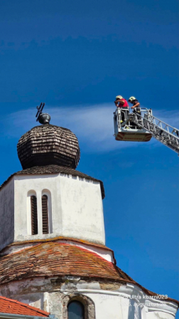 Meglazult keresztet távolítottak el a pápoci kápolna tetejéről