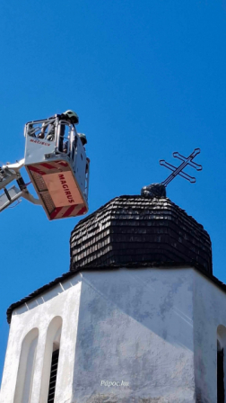 Meglazult keresztet távolítottak el a pápoci kápolna tetejéről