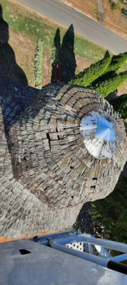 Meglazult keresztet távolítottak el a pápoci kápolna tetejéről
