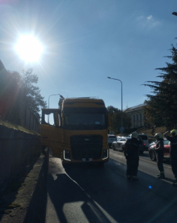 Vasúti hídnak hajtott egy kamion Szombathelyen