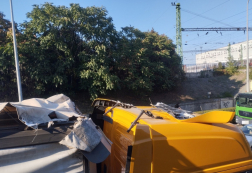 Vasúti hídnak hajtott egy kamion Szombathelyen