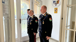 Gyertyagyújtás és főhajtás a hősi halottak emlékfalánál