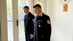 Gyertyagyújtás és főhajtás a hősi halottak emlékfalánál