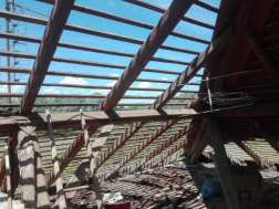 Viharkárt szenvedett ház tetőszerkezete Somogy megyében