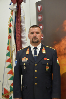 Kovács Balázs tű. alezredes a csapatzászló előtt