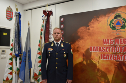 Lakatár Gábor tű. alezredes a csapatzászló előtt