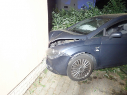 Házfalnak csapódott az autó Szombathelyen