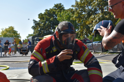 Fáradt tűzoltó a versenyfeladat után